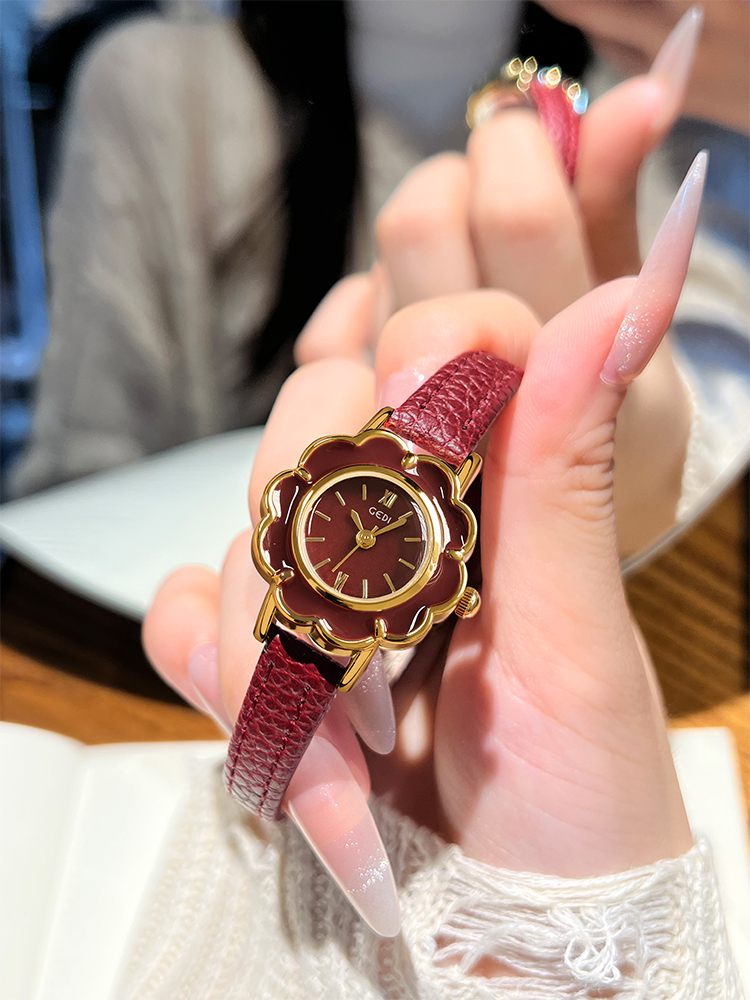 Vintage-style leather floral d - Vintage Watch Collecting incelemesi ve fiyatı