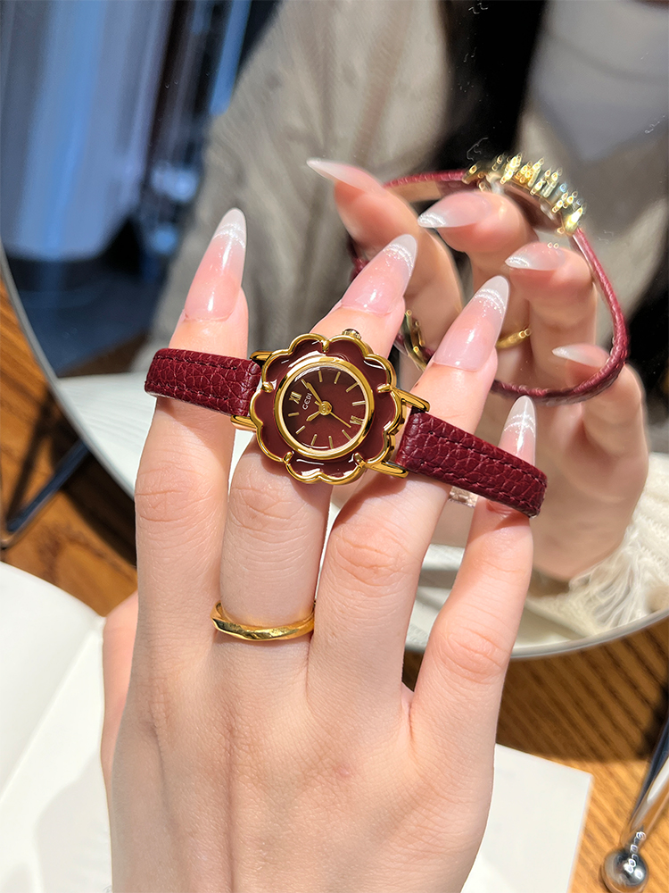 Vintage-style leather floral d - Vintage Watch Collecting incelemesi ve fiyatı